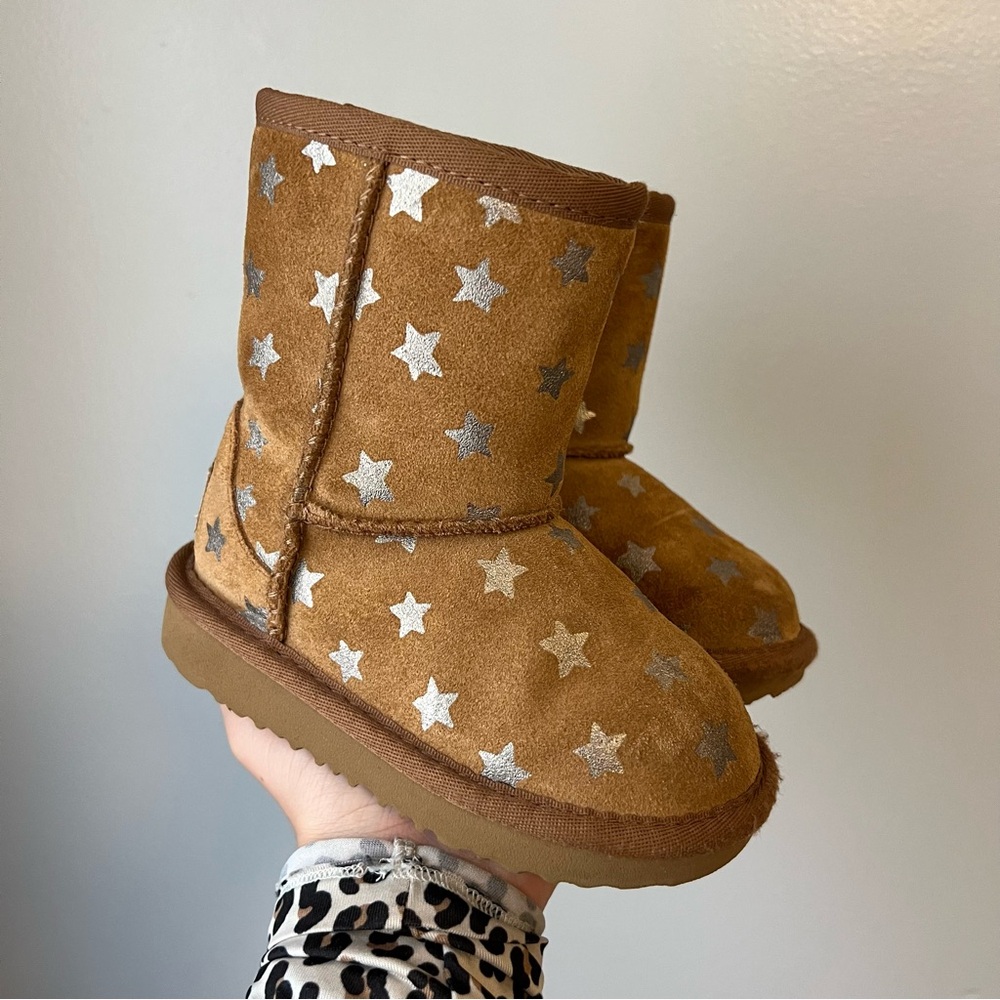 UGG Classic Short II Stars Kids Boots with Metallic Stars | Kids Size 7 - Picture 2 of 6